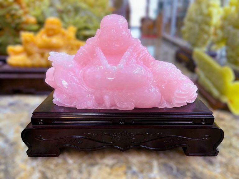 Tượng Phật Di Lặc ngồi bên bao tiền chất liệu ngọc Onyx hồng