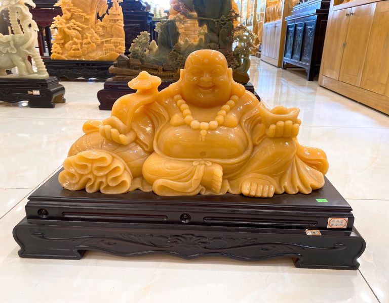 Tượng Phật đá phong thủy được làm từ nhiều chất liệu như ngọc Hoàng Long, ngọc Onyx, đá Thạch Anh, đá Cẩm Thạch,...