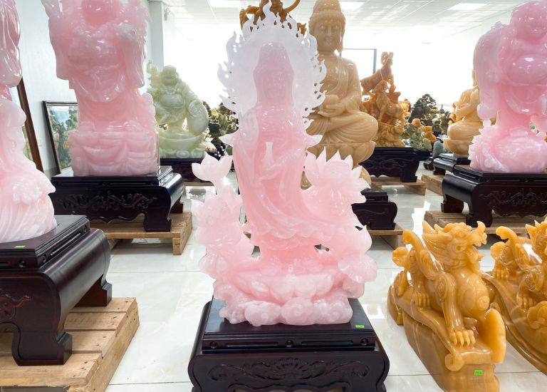 Đặt tại không gian phòng khách bức tượng Phật Bà Quan Âm với tấm lòng thiện lành sẽ được người che chở.