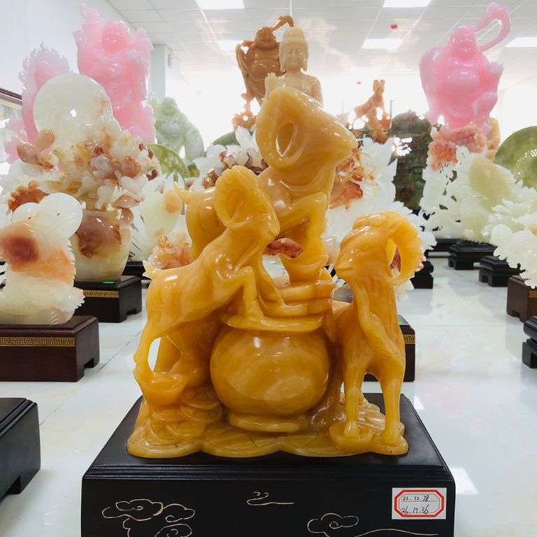 Dưới đôi bàn tay của nghệ nhân, hình ảnh tượng Tam Dương được điêu khắc khéo léo với biểu cảm và tư thế sống động như thật.