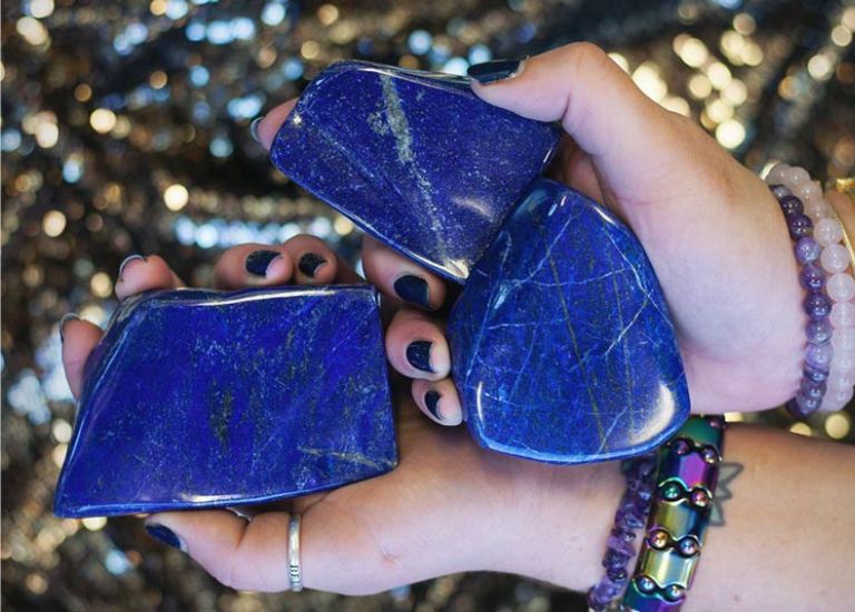 Nếu bạn là người tuổi Đinh Sửu mệnh Thủy thì có thể sử dụng vật phẩm phong thủy làm bằng đá Lapis màu xanh dương.
