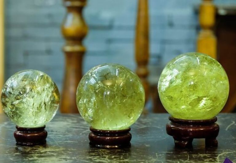 Mỗi một quả cầu đá Thạch Anh vàng đều mang một vẻ ngoài độc lạ với những hiệu ứng bắt mắt.