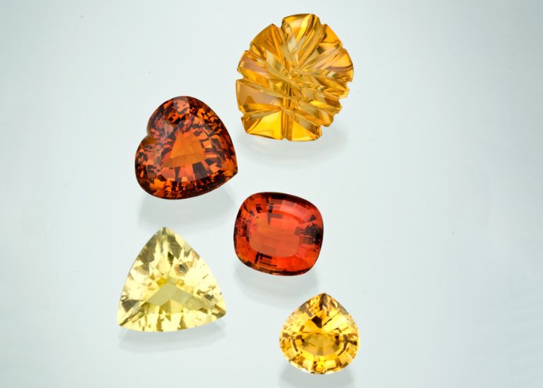 Người tuổi Canh Thìn 2000 mệnh Kim nên lựa chọn các loại đá phong thủy tự nhiên mang sắc vàng hoặc nâu đất thuộc cung mệnh Thổ.