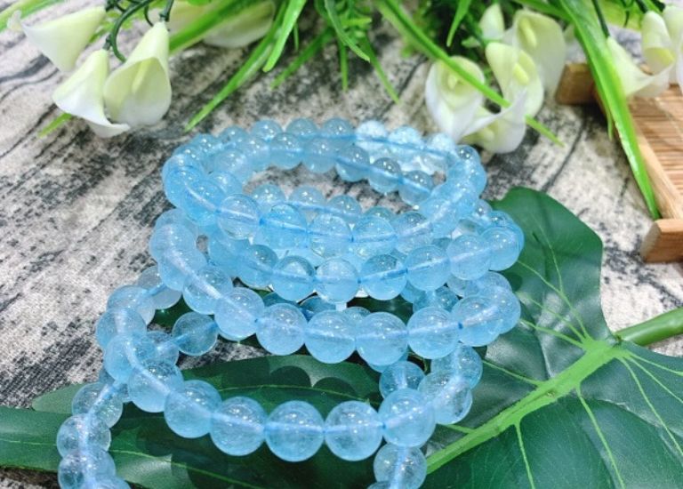 Lời khuyên cho tuổi Nhâm Thìn khi mua trang sức phong thủy là chiếc vòng đeo tay từ đá Topaz Blue với màu xanh dương đặc trưng.