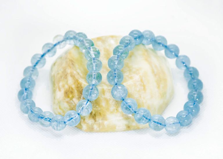 Sản phẩm vòng đeo tay đá Aquamarine được chế tác từ khối đá Aquamarine có màu xanh biển vô cùng tự nhiên.