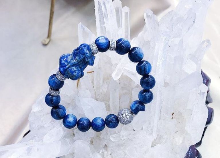 Vòng tay đá Lapis Lazuli được mệnh danh "trang sức hoàng gia" không chỉ sở hữu màu xanh huyền bí