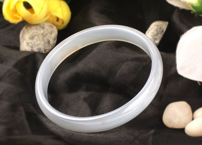 Một trong những sản phẩm dành cho người tuổi Ất Sửu là chiếc vòng tay đá Mã Não trắng.
