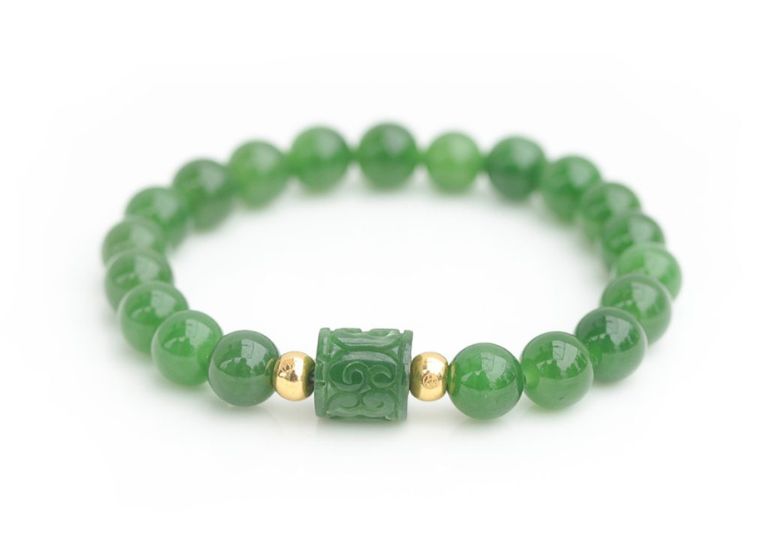 Sở hữu gam màu xanh lục tự nhiên, chiếc vòng tay làm từ đá Ngọc Bích là trang sức phong thủy dành cho người tuổi Kỷ Sửu.