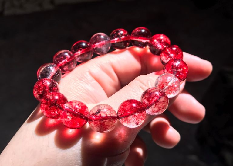 Theo các chuyên gia phong thủy, người tuổi Bính Thìn nên chọn mua cho bản thân một chiếc vòng tay làm từ đá Thạch Anh ưu linh đỏ.