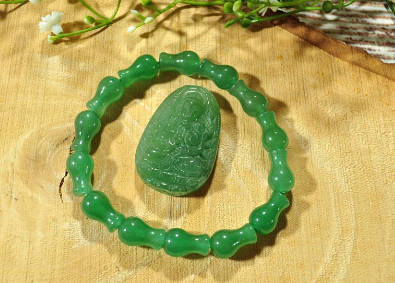 Đá Thạch Anh xanh lá là viên đá thiên nhiên kỳ diệu đem đến cho con người may mắn và sức khỏe. 