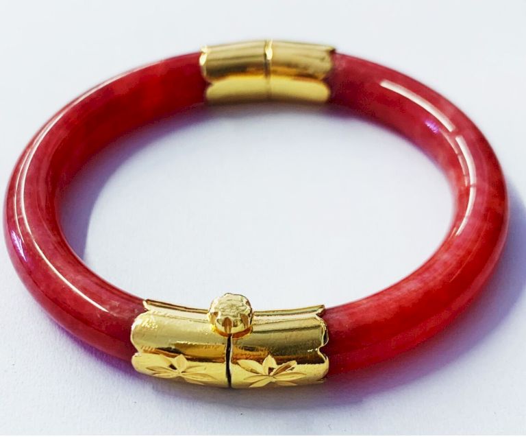 Vòng tay đá Cẩm Thạch đỏ món quà tinh túy và quý báu dành cho người tuổi Bính Tuất mệnh Hỏa