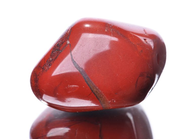 Trong phong thủy, đá Ngọc Bích đỏ được cho là có tác dụng cân bằng nguồn năng lượng âm dương ở môi trường sống.