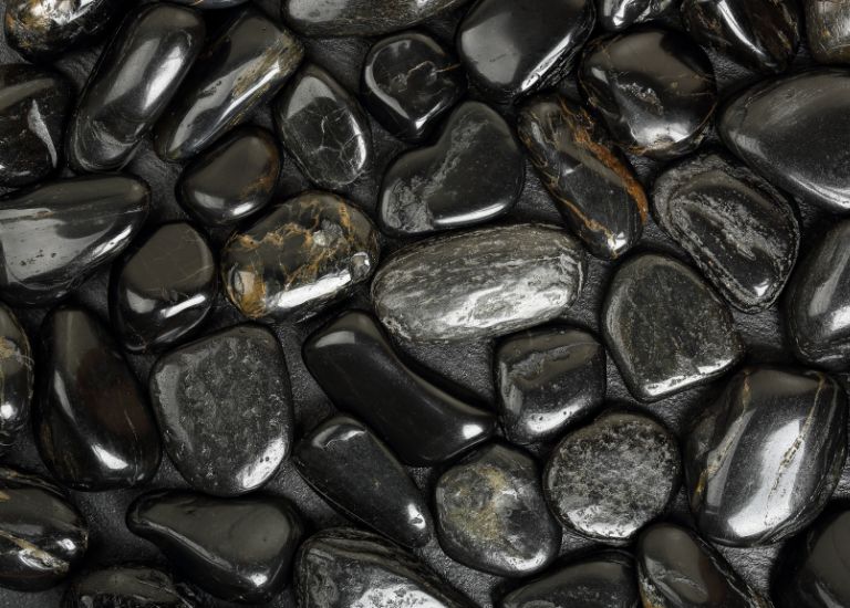 Các loại đá phong thủy màu đen được người tuổi Mậu Thìn đặc biệt yêu thích.