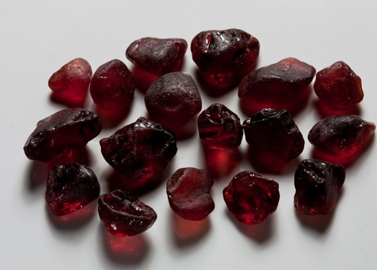 Trong lịch sử ngành khoáng vật học, ngọc Hồng Lựu hay đá Garnet là viên đá quý có lịch sử lâu đời nhất.