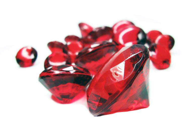 Lời khuyên dành cho những bạn sinh năm 1998 mệnh Thổ là nên ưu tiên chọn những loại đá phong thủy màu đỏ, tím và hồng.