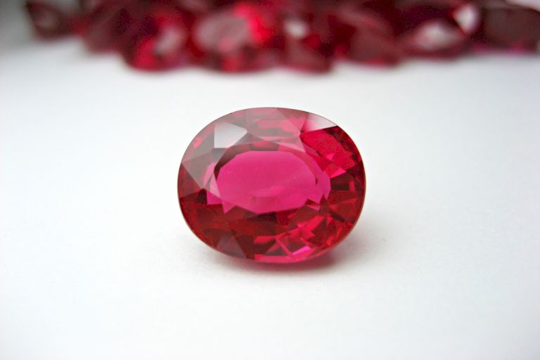 Đá ruby màu đỏ dòng đá quý đắt đỏ được nhiều người “săn đón” dòng đá chỉ xếp thứ 2 sau kim cương