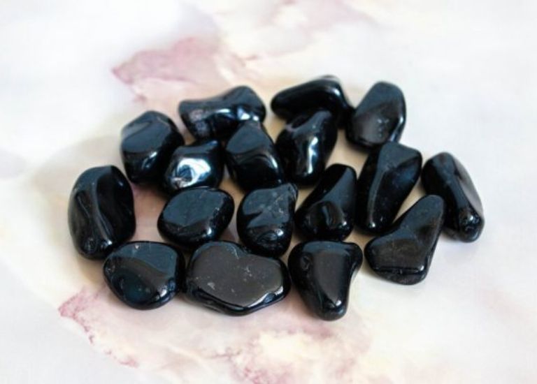 Onyx đen thì Tourmaline đen hay đá núi lửa đen cũng là sự lựa chọn tuyệt vời cho cung Bạch Dương.