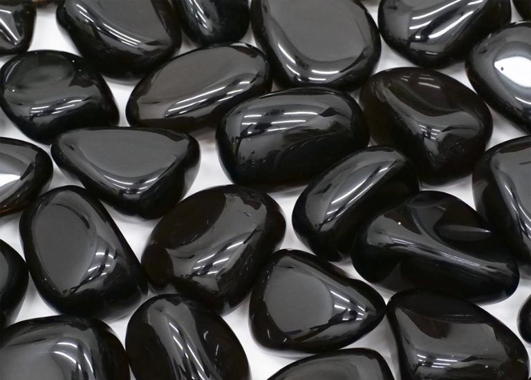 Đá phong thủy màu đen cũng được xem là mang đến tài lộc dồi dào và đủ đầy.