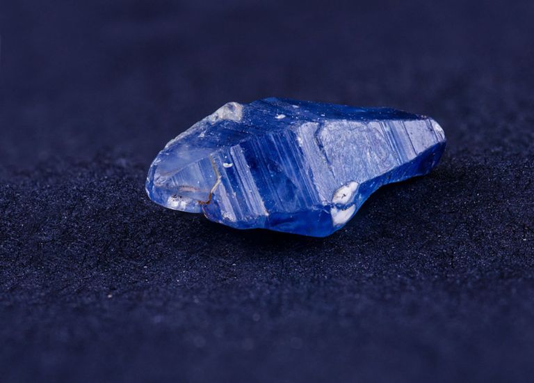 Các loại đá phong thủy màu xanh dương còn chứa nguồn năng lượng tốt với sức khỏe.