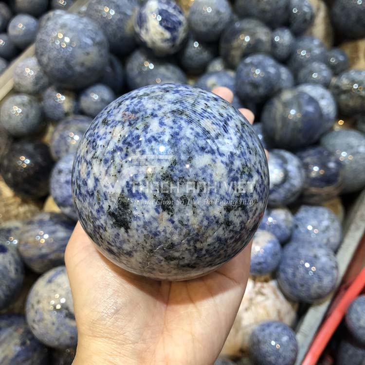 Quả cầu Sodalite xanh dương thuộc vào nhóm một dạng đá muối nên cần dưỡng thường xuyên để giữ màu đẹp nhất
